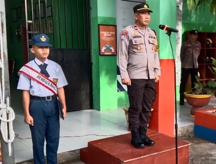 Upaya Preventif, Kasat Binmas Polres Selayar Kunjungi SMPN Benteng No. 1 Kepulauan Selayar sebagai Pembina Upacara